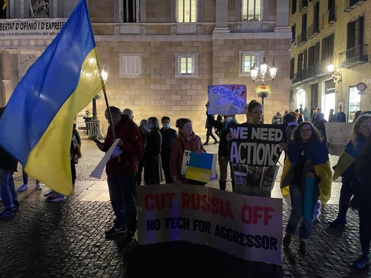 People in Barcelona's Plaça Sant Jaume protest against Russian invasion of Ukraine, March 1, 2022 (by Cillian Shields)